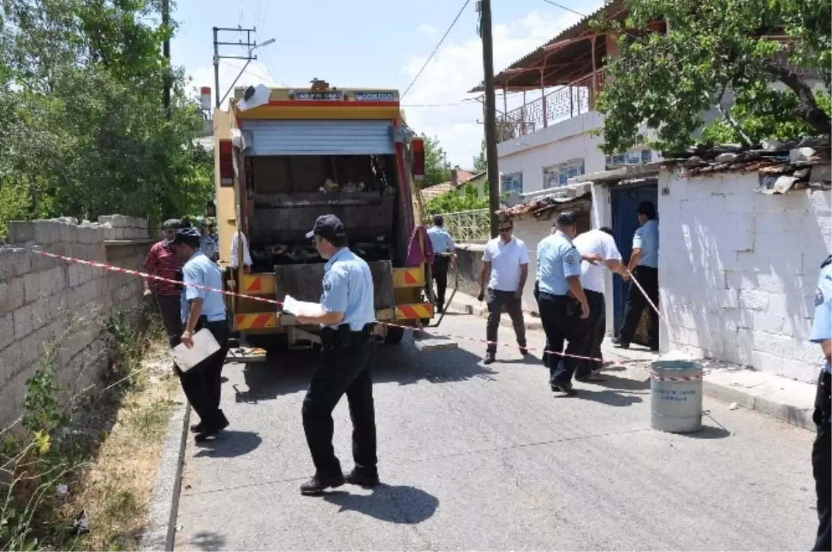 Bayram Şekeri İkram Ederken Çöp Kamyonu Çarptı