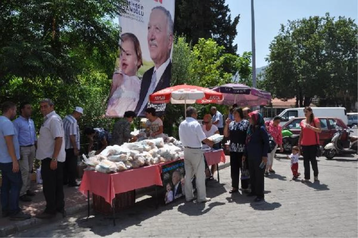 CHP, Buldan\'da Cumhurbaşkanı Adayı İhsanoğlu İçin Ekmek Dağıttı