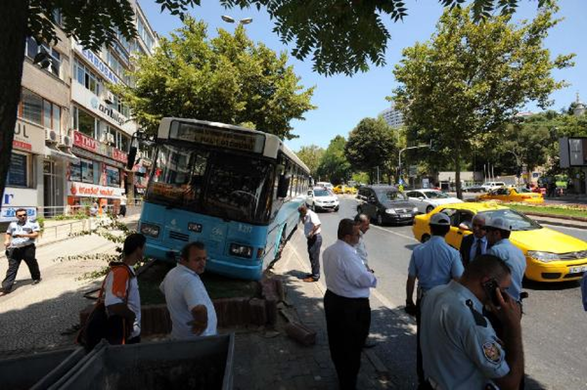 Beşiktaş\'ta Halk Otobüsü Kaldırıma Çıktı