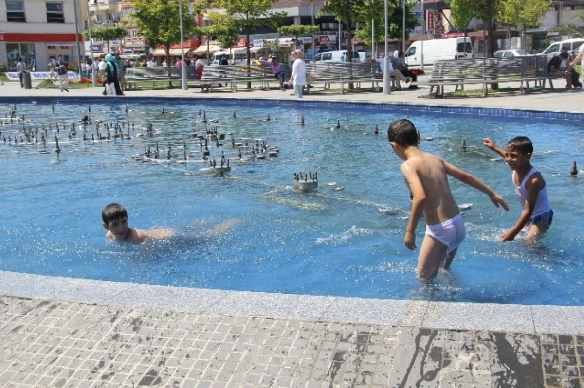 Çocuklar Süs Havuzunda Serinlemeye Devam Ediyor