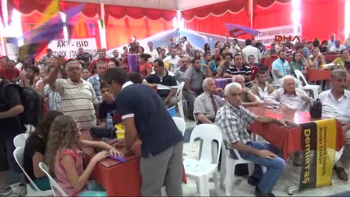 Demirtaş: Birileri Saltanat, Birileri de Para İçin Yollarda