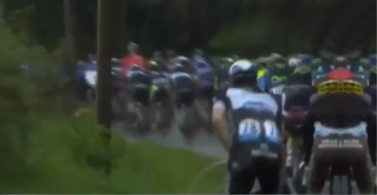 Fransa Bisiklet Turu'nda Yarışmacı Bisiklet Üzerinde Hacet Giderdi