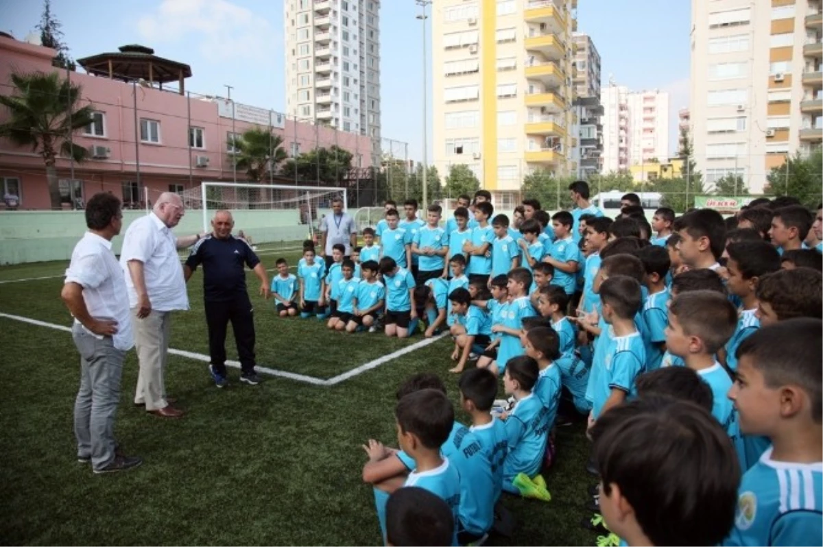 Futbolun Duayenleri, Büyükşehir Futbol Okullarını Ziyaret Etti