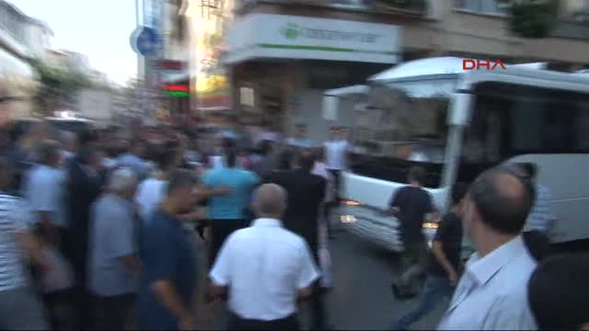 İhsanoğlu\'nun Korumalarıyla Bir Grup Arasında Arbede Çıktı