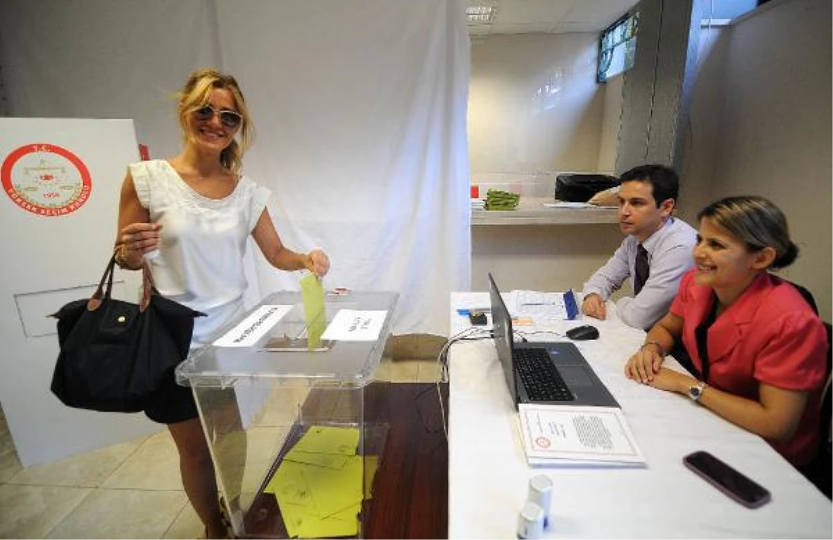 İtalya\'da Seçim İçin 6 Sandıkta Oy Kullanmaya Başladı