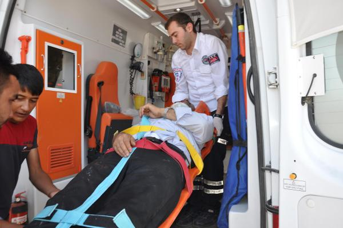 Kamyonet Akaryakıt İstasyonuna Daldı: 7 Yaralı