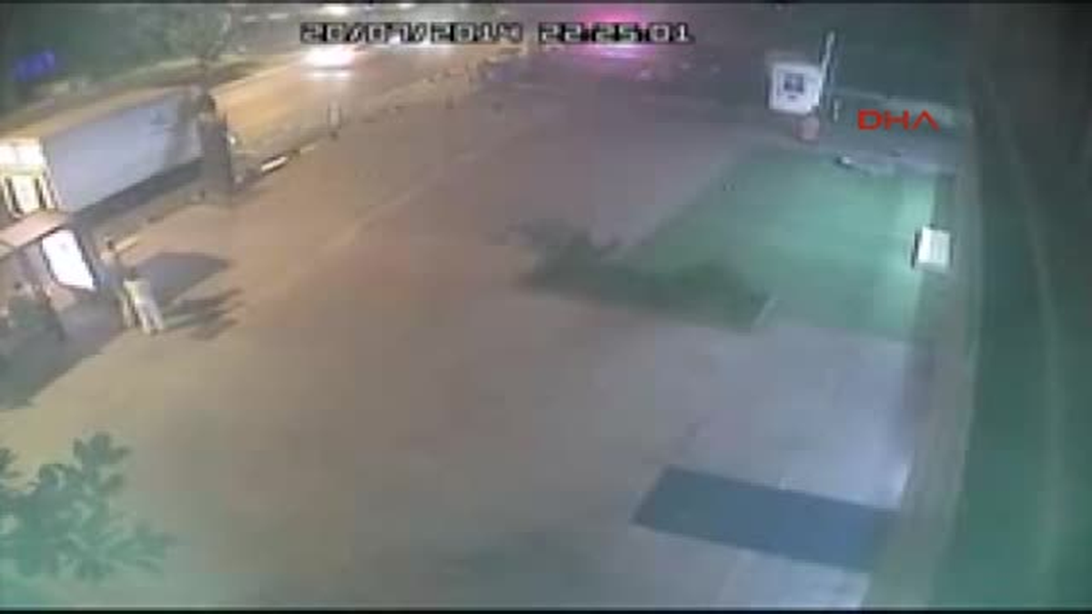 Kamyonet Çarpan Ağaç Böyle Devrildi