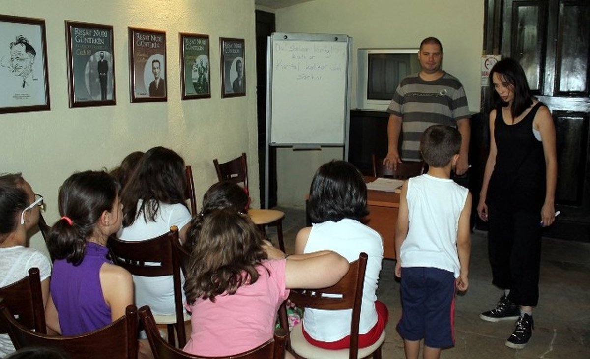 Karabağlarlar\'da Çocuklara Tiyatro Eğitimi