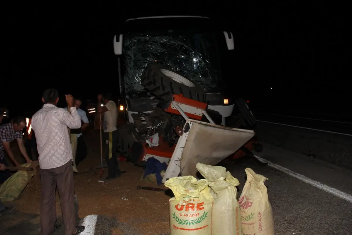 Karaman'da Otobüs Traktöre Çarptı: 3 Yaralı