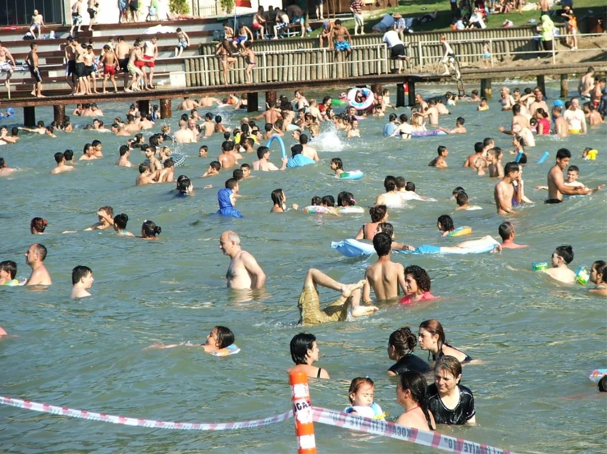 Kocaeli\'de Sıcaktan Bunalanlar Plajlara Akın Etti