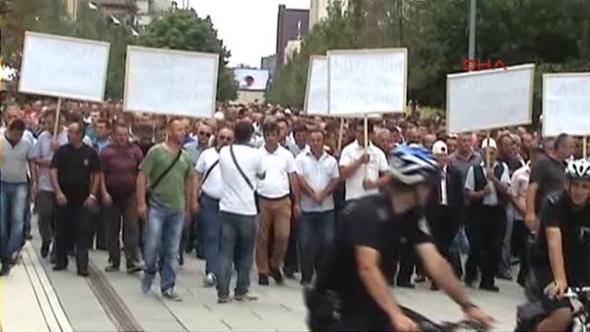 Kosova\'da Süt Üreticileri Başbakanlık Binası Önünde Protesto Düzenledi