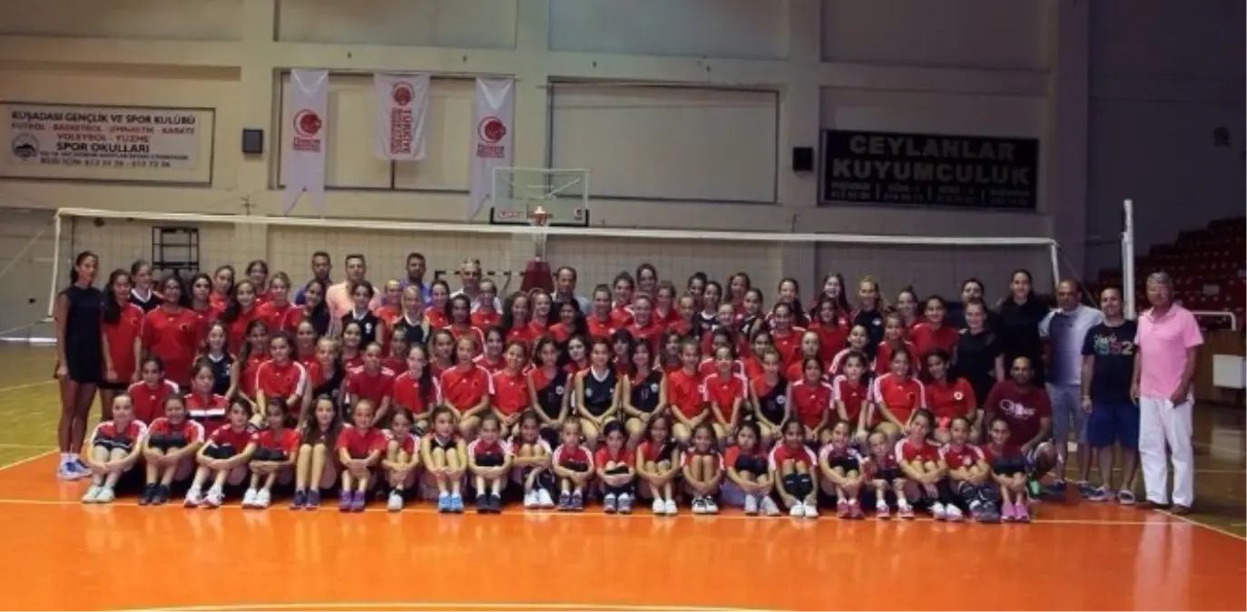 Kuşadası Gençlikspor Voleybolda da İddialı