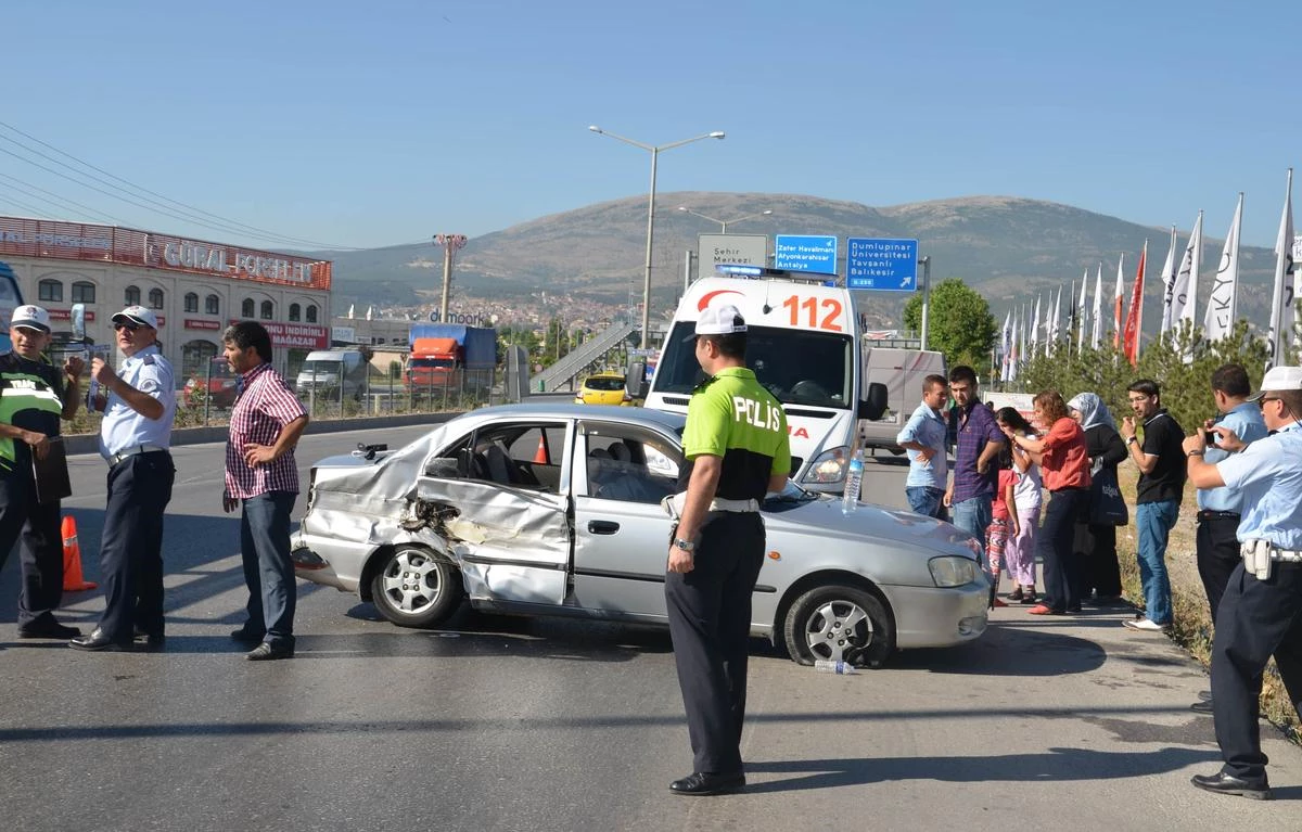 Kütahya\'da Otomobil Minibüsle Çarpıştı: 4 Yaralı