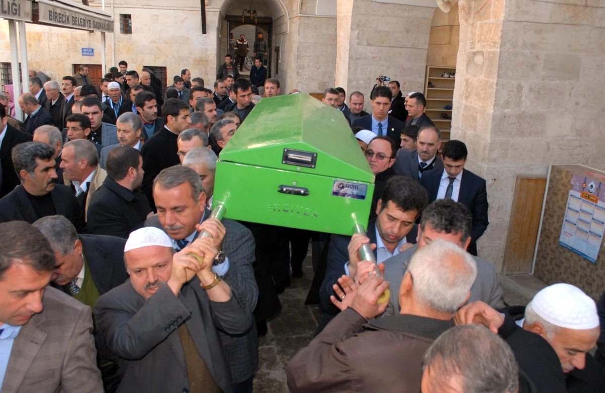 Milletvekili Akman\'ın Kardeşinin Cenazesi Toprağa Verildi