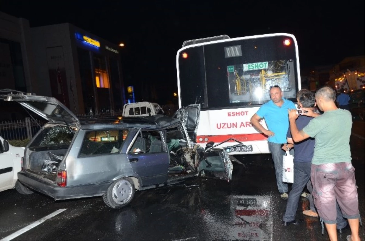 Karşıyaka\'da Otomobil, Otobüse Çarptı: 1\'i Ağır 3 Yaralı