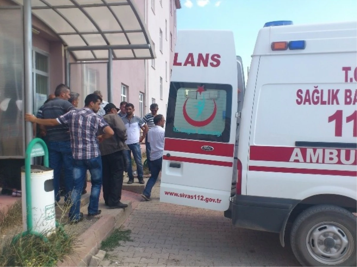 Sivas\'ta Düğün Konvoyunda Trafik Kazası: 1 Ölü, 5 Yaralı