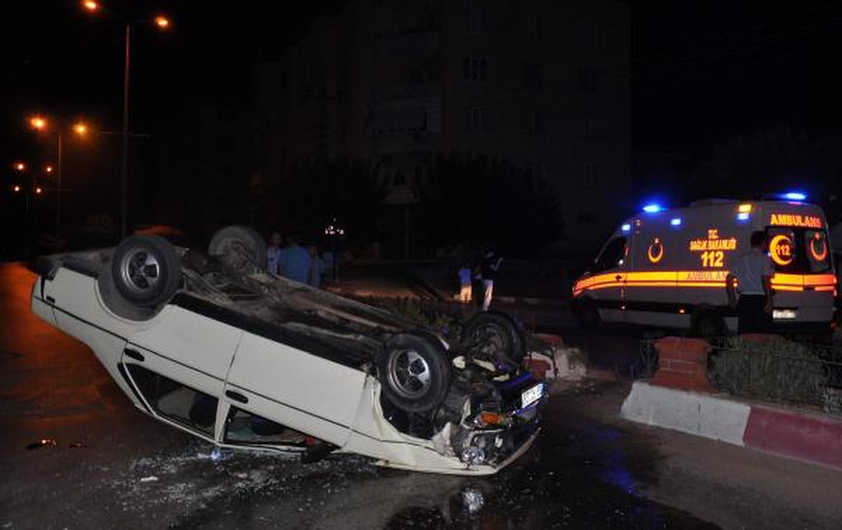 Nazilli\'de Takla Atan Otomobildeki 2 Arkadaş Yaralandı