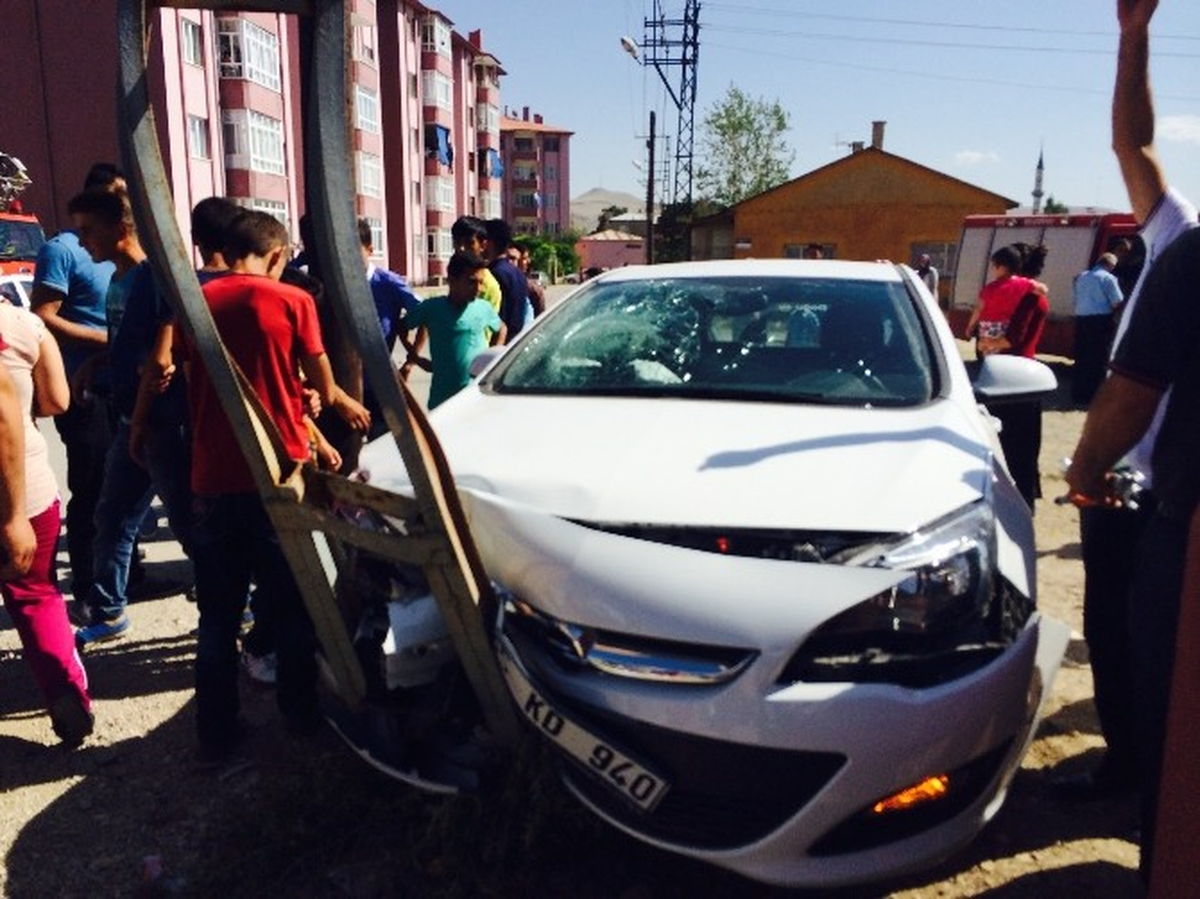 Van\'da Trafik Kazası; 2 Yaralı