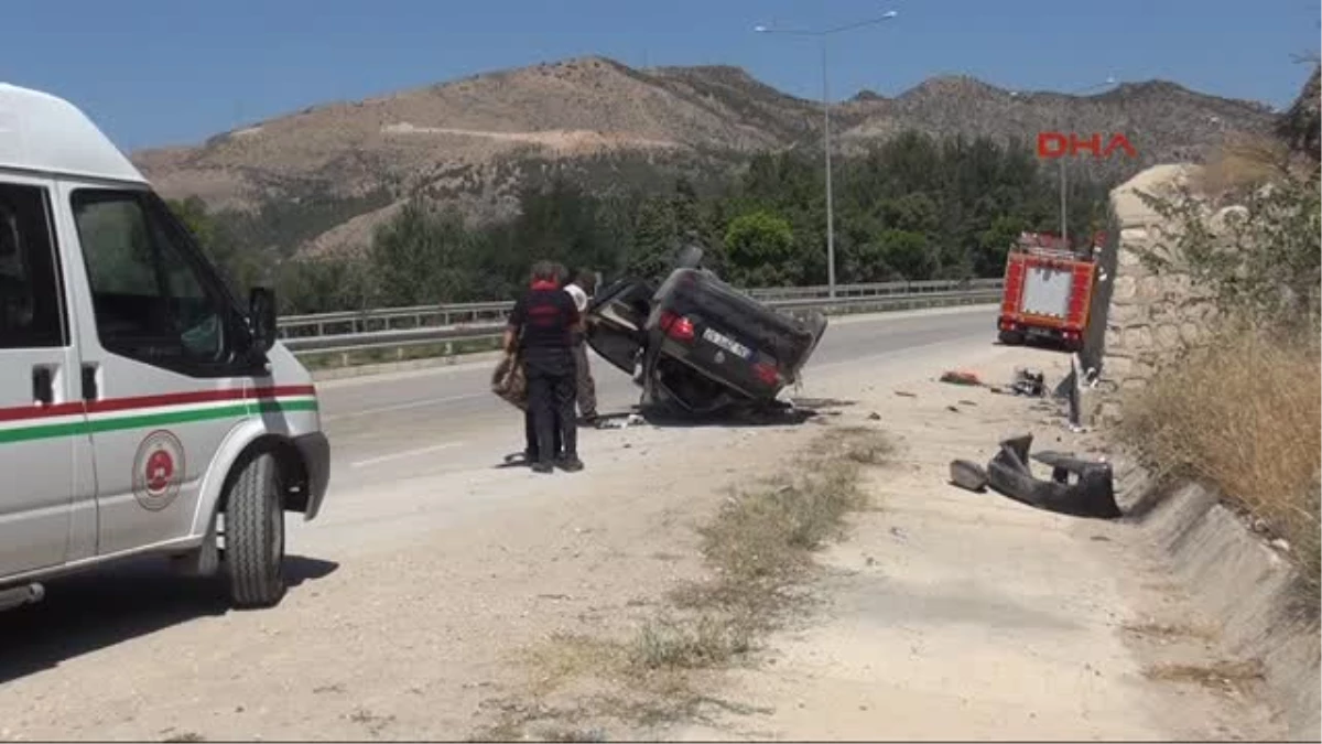 Amasya\'da Otomobil Duvarına Çarptı: 2 Ölü, 2 Yaralı