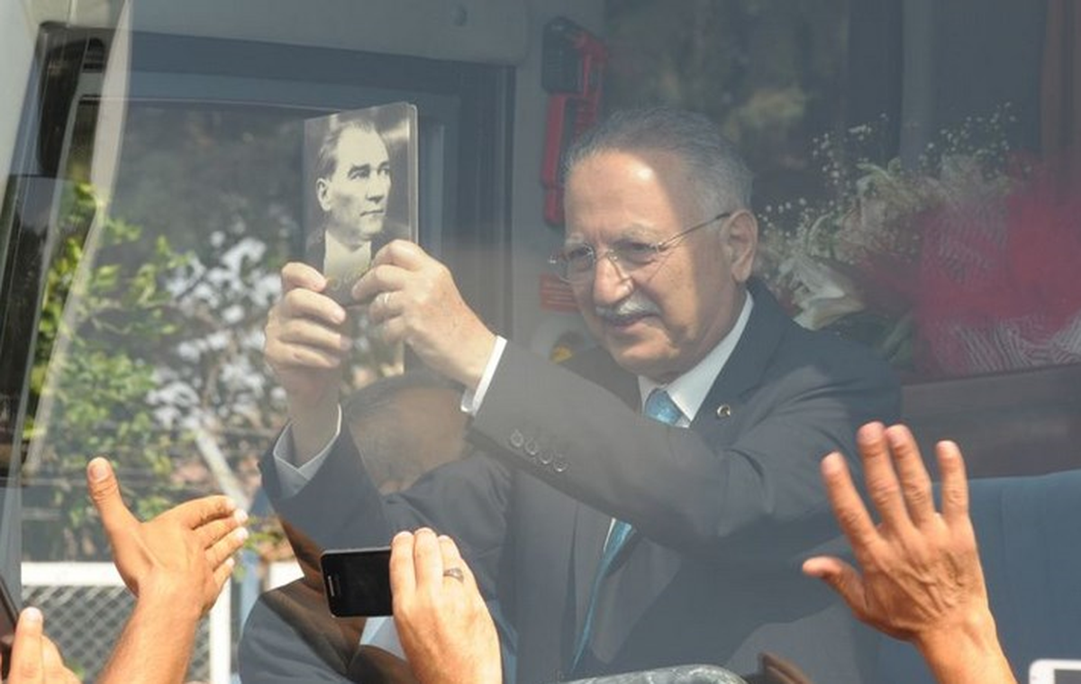 Atatürk\'ü Anlatan Kitabı Öpüp Başına Koydu