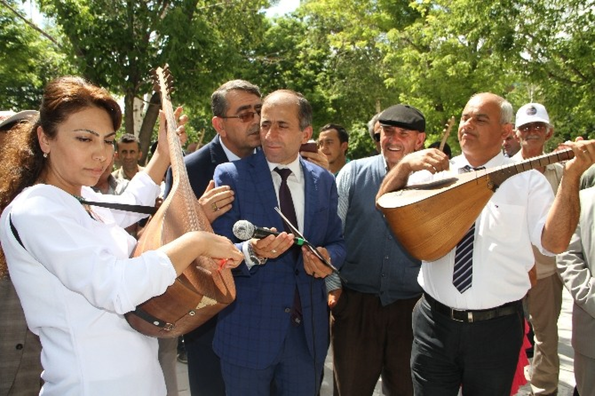 Aşıklar Atışmalarında İsrail\'i Kınadı