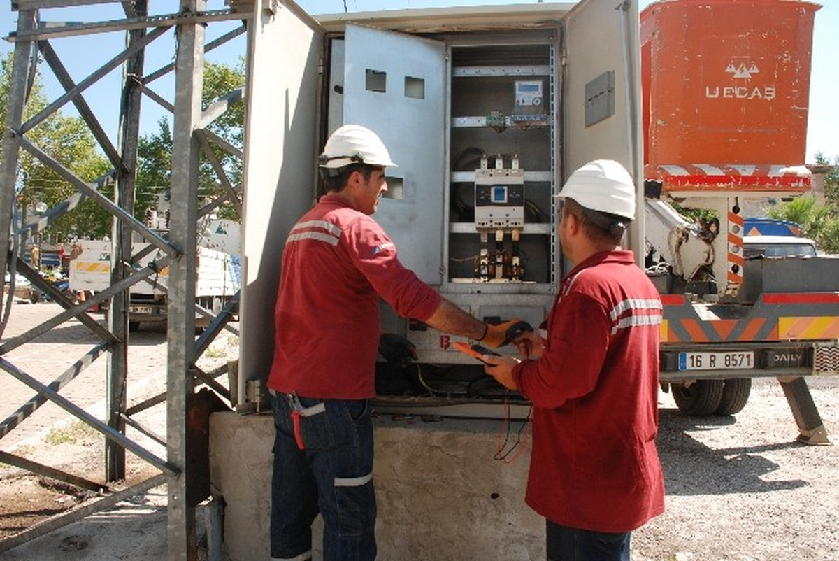 Bayramiç\'te Elektrik Hatlarına Kış Bakımı