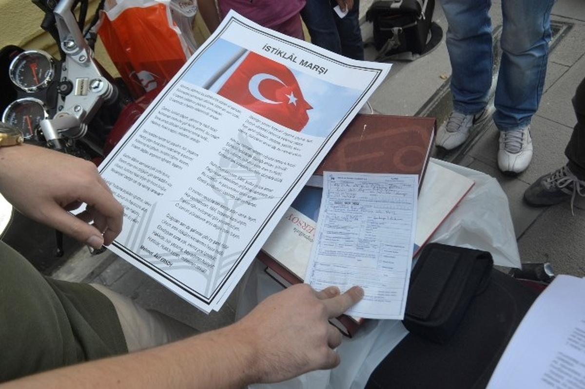 Cumhurbaşkanı Adayı İhsanoğlu\'na İstiklal Marşı Gönderdiler
