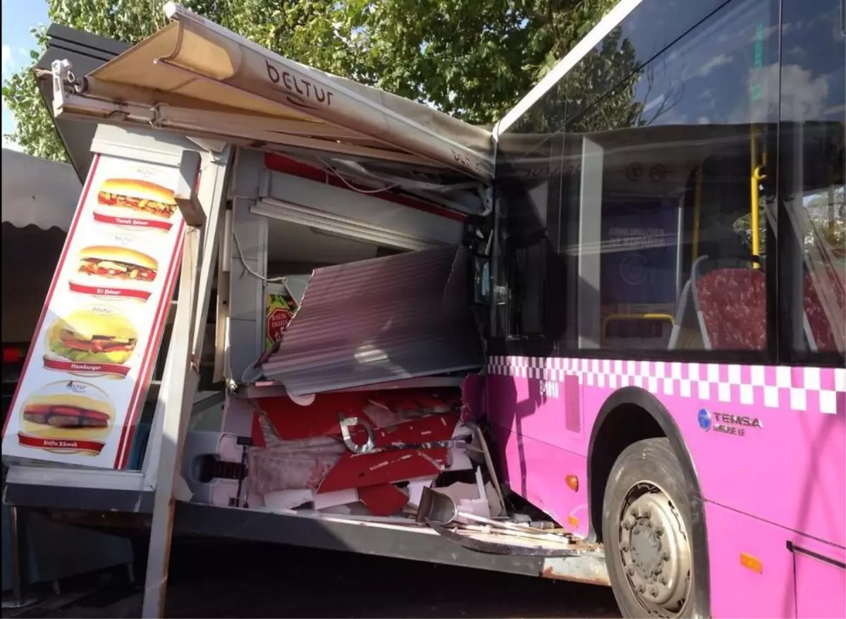 İett Otobüsü Yol Kenarında Bekleyenlerin Arasına Girdi