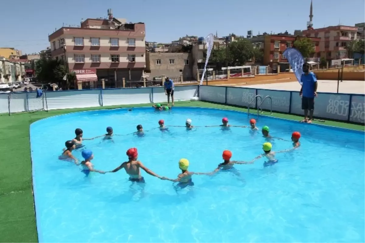 Küçükçekmece'de Çocuklara Portatif Havuz İmkanı