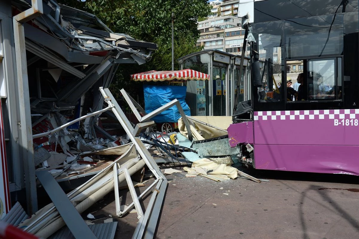 Beşiktaş\'ta İett Otobüsü Kaza Yaptı