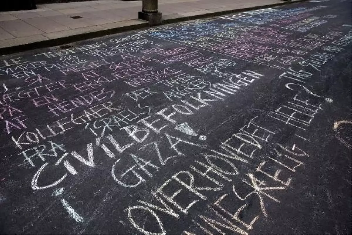 Danimarka Meclis Binası Önüne Tebeşirlerle İsrail\'i Kınayın Mesajı