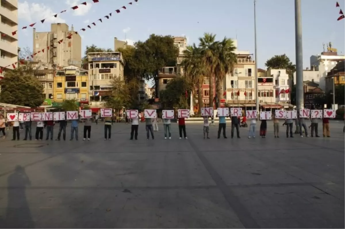 Gardiyandan İlçe Meydanında İlginç Evlenme Teklifi