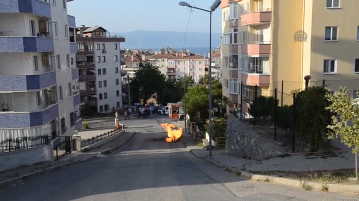 Hasar gören borudan sızan doğalgaz alev aldı -