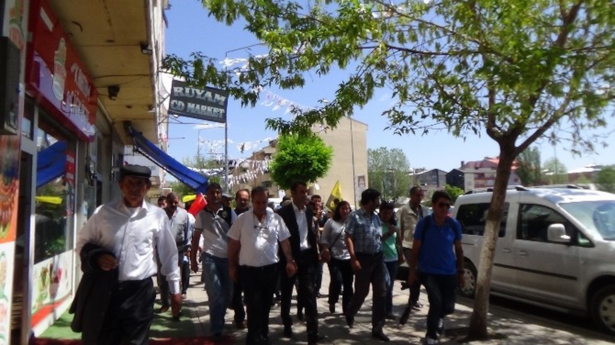 Kars\'ta Selahattin Demirtaş\'ın Seçim Bürosu Açıldı