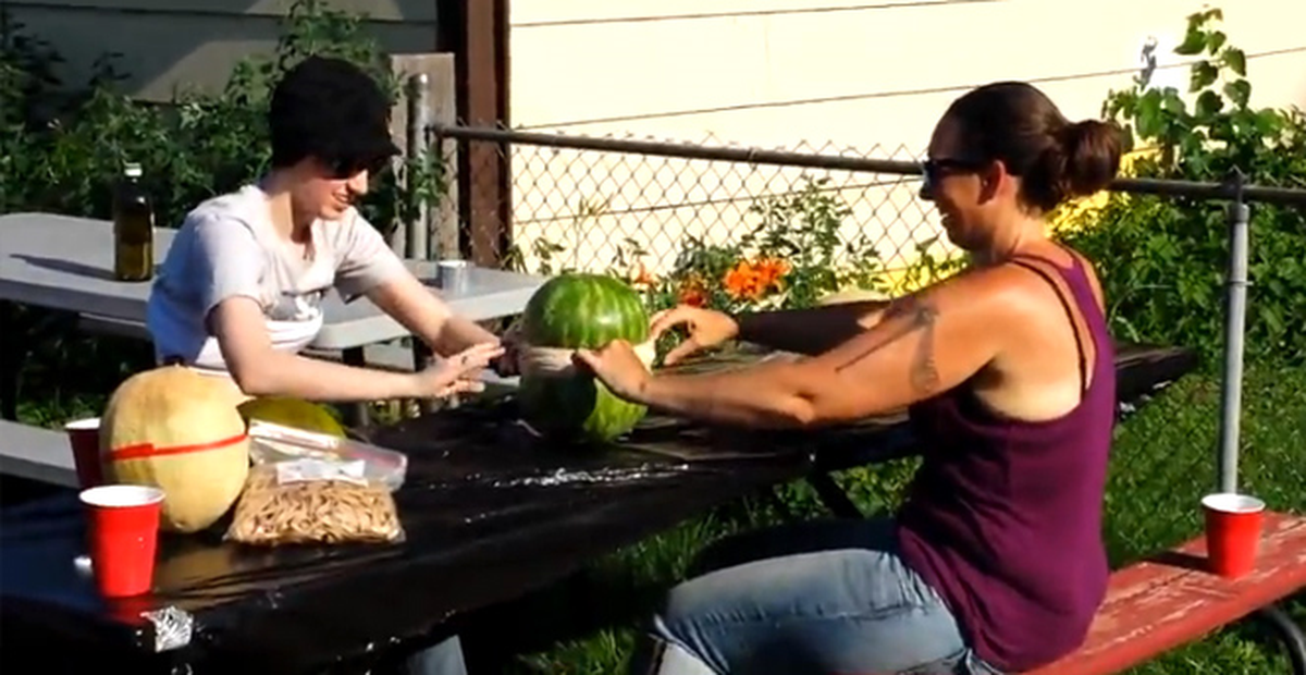 Maceraperest Gençler Lastikle Karpuz Patlattı