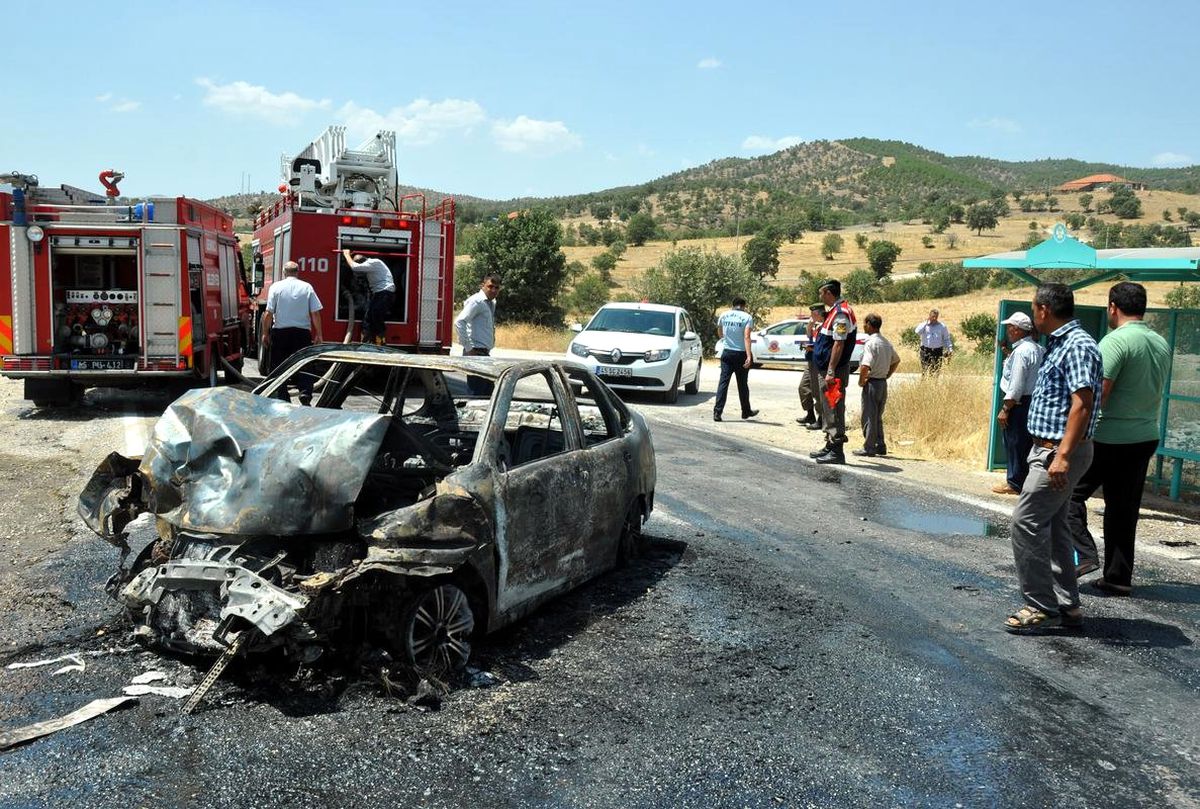 Manisa\'da Otomobil ile Traktör Çarpıştı: 8 Yaralı