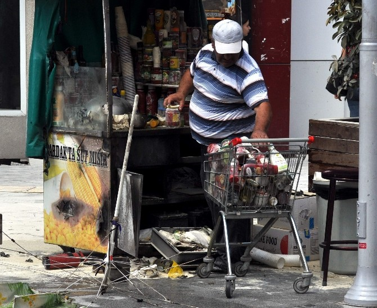 Mısır Tezgahı Cadde Ortasında Alev Aldı