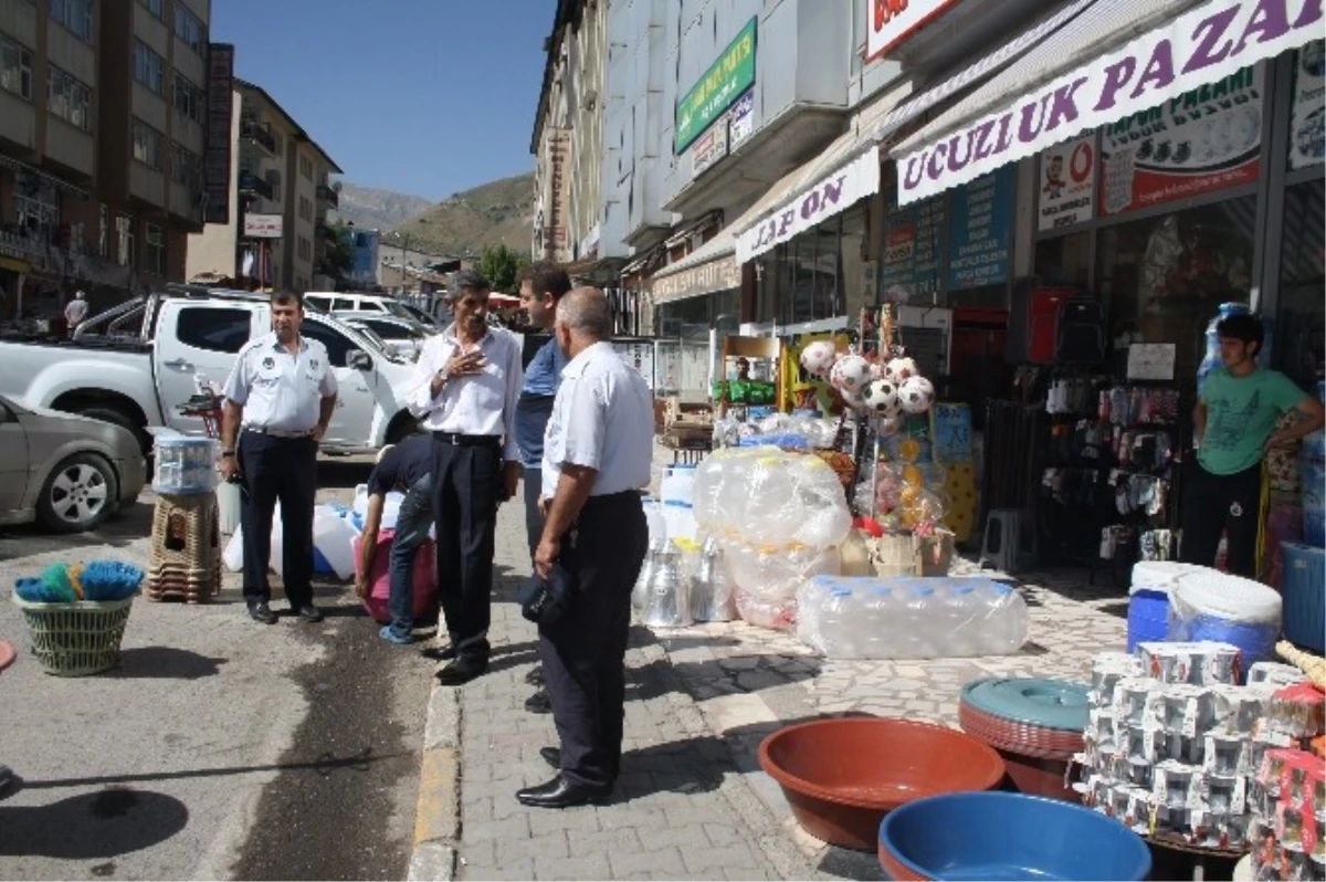 Muş\'ta Zabıta\'dan Kaldırım İşgali Uyarısı