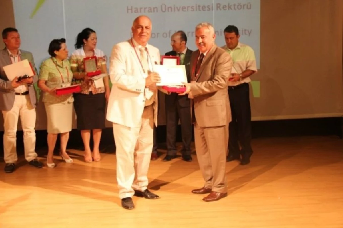 Rektör Mutlu\'ya Bilim İnsanı Ödülü Verildi