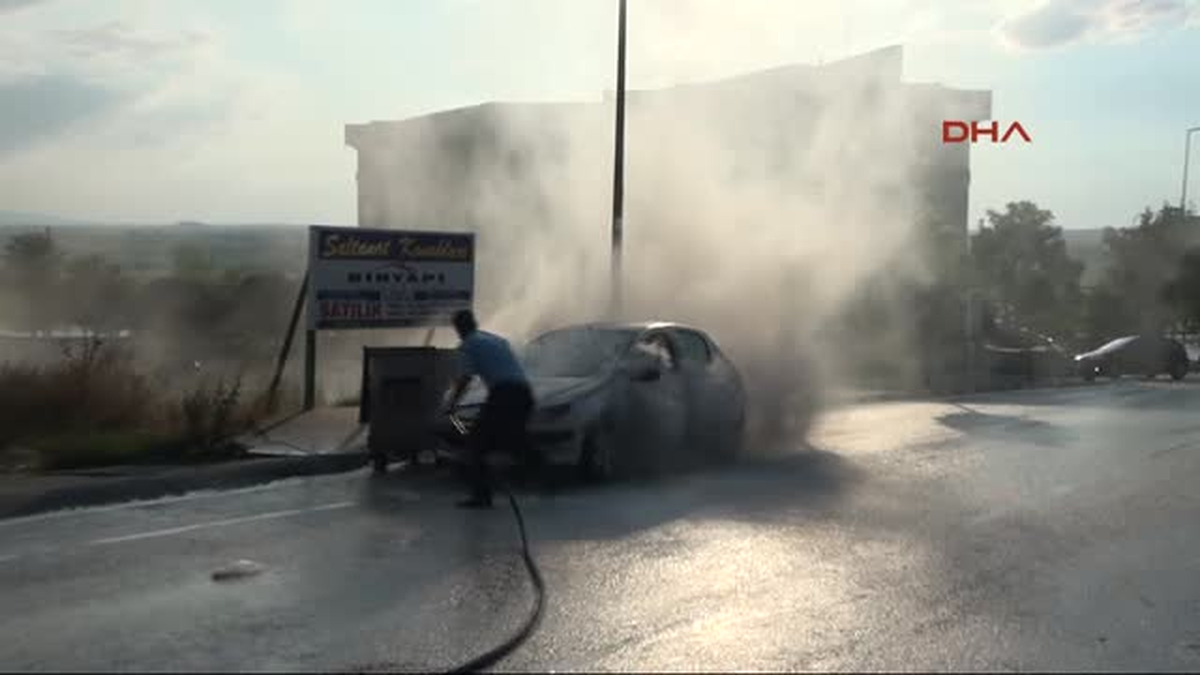 Edirne\'de Seyir Halinde Alev Alan Araca İlk Müdahaleyi Polis Yaptı