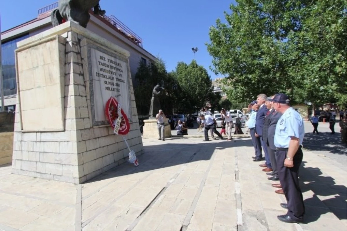 Şölenler Kapsamında Hükümet Meydanı\'nda Tören Düzenlendi