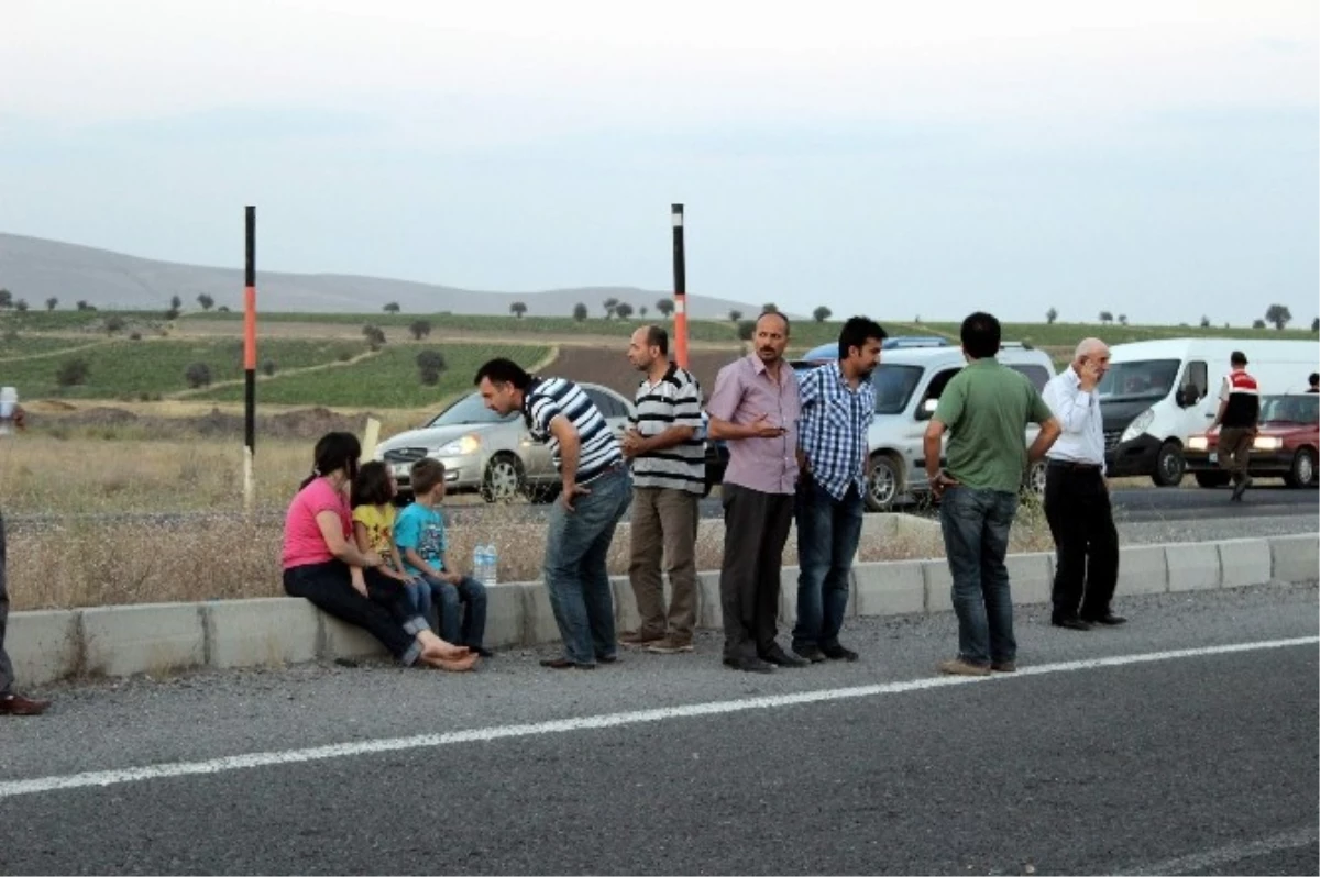Kayseri\'de Takla Atan Otomobilden Sağ Çıktılar