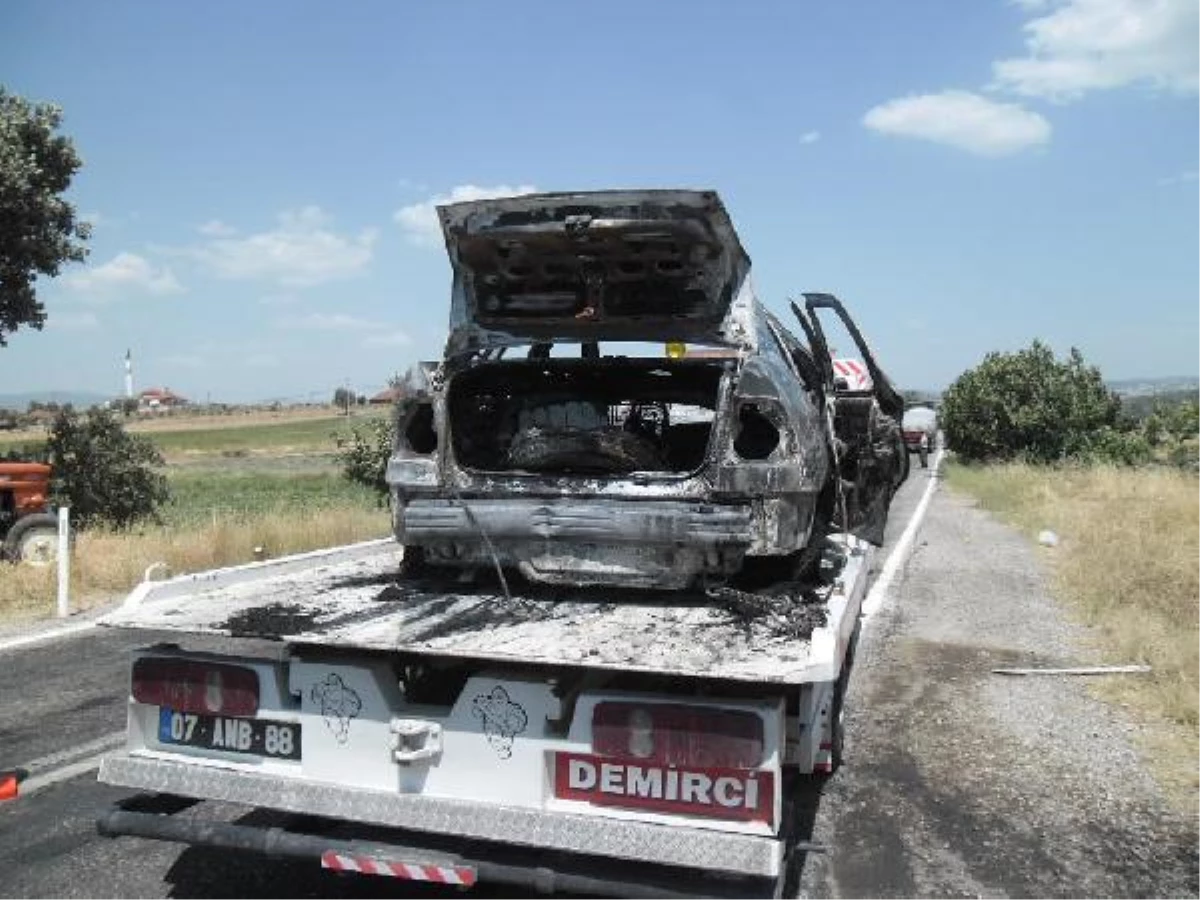 Traktörle Çarpışan Otomobil Alev Aldı: 8 Yaralı