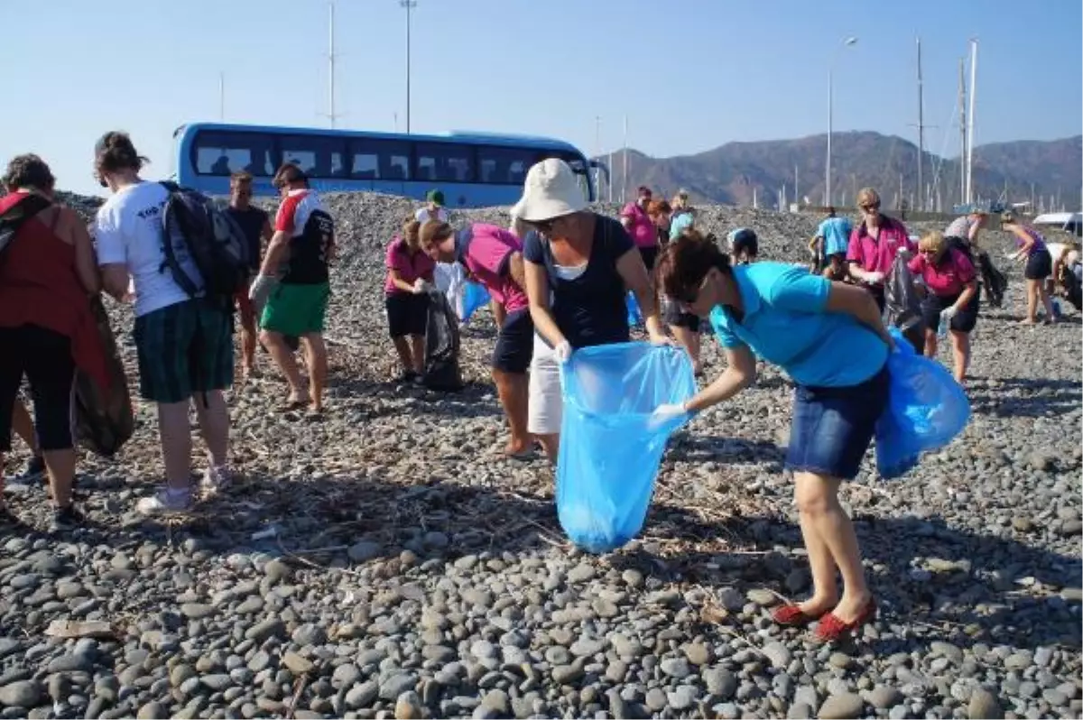 Yabancı Rehberlerden Bayram Sonu Plaj Temizliği