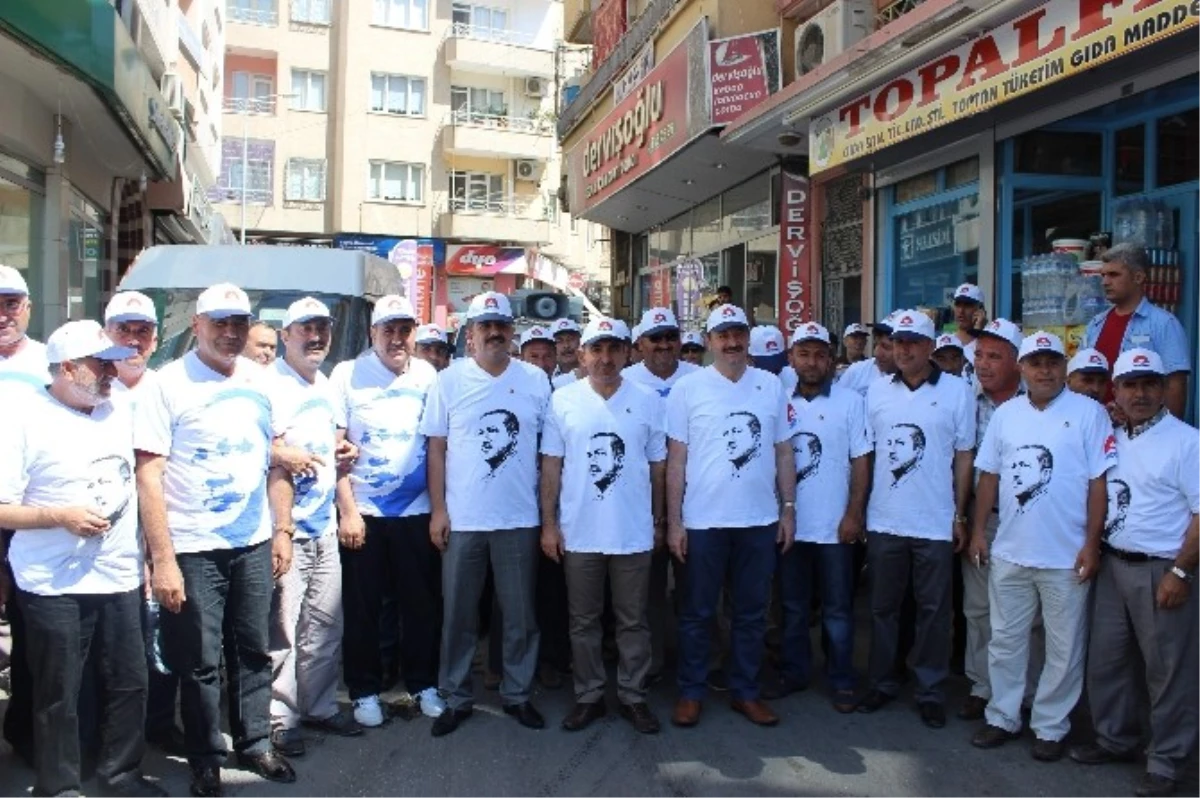 Ak Partililer, Erdoğan Tişörtü ve Şapkalarıyla Seçim Çalışması Yapıyor