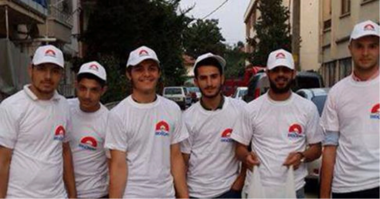 Ak Partililer, Erdoğan Tişörtü ve Şapkalarıyla Seçim Çalışması Yapıyor