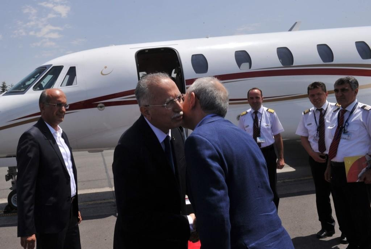 Kılıçdaroğlu ile İhsanoğlu Havaalanında Sohbet Etti
