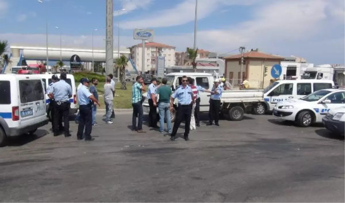 Polislerle İşçiler Arasında Yol Kavgası