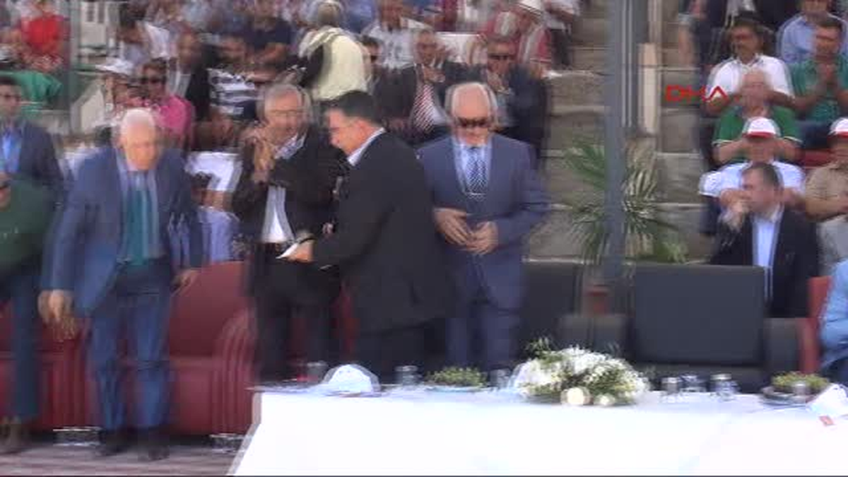 Dereceye Giren Sporculara Madalyalarını Bakan İsmet Yılmaz Taktı