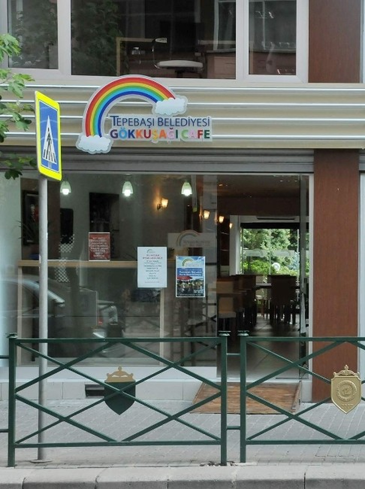 Gökkuşağı Kafe\'nin Gülen Yüzleri